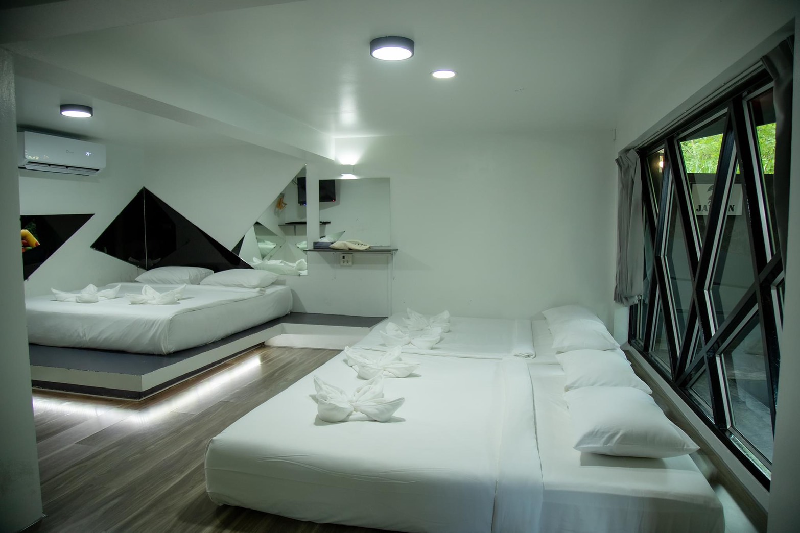 Jamjan Room 11